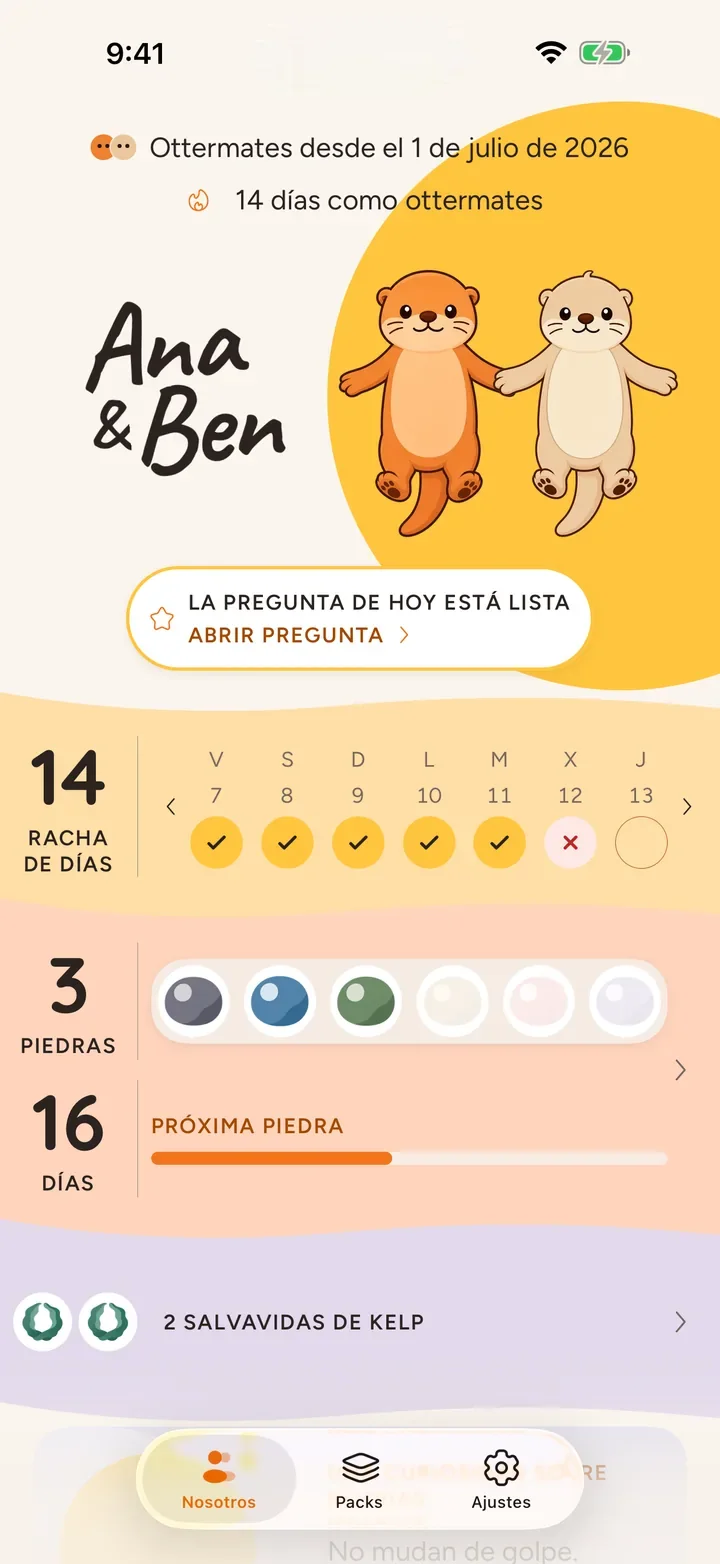 La pantalla de inicio de una pareja en Ottermates, con sus dos nutrias, una racha de 14 días y la pregunta de hoy lista