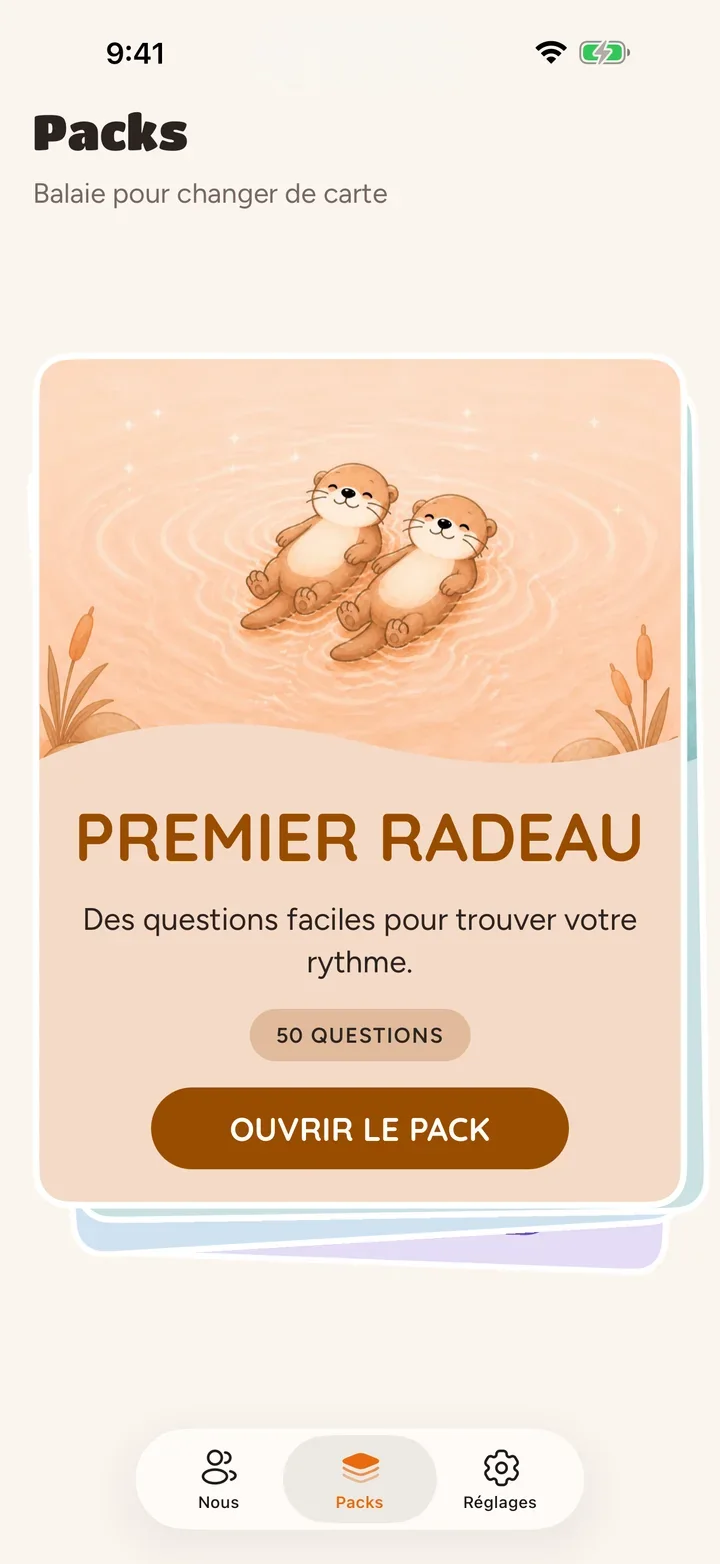 L'étagère des packs avec Premier radeau ouvert au-dessus des cartes
