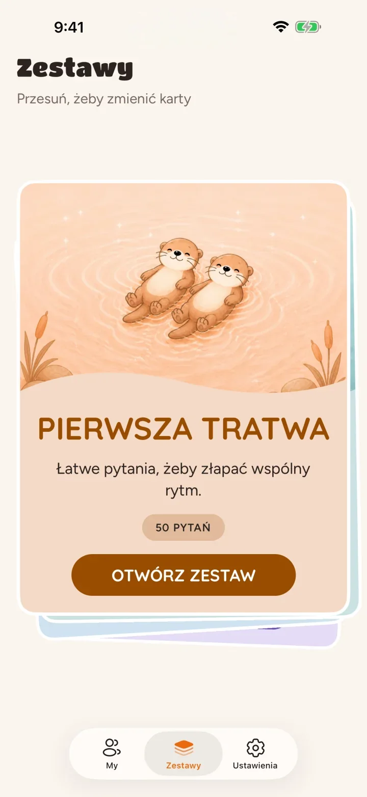 Półka pakietów z otwartą Pierwszą tratwą nad talią kart