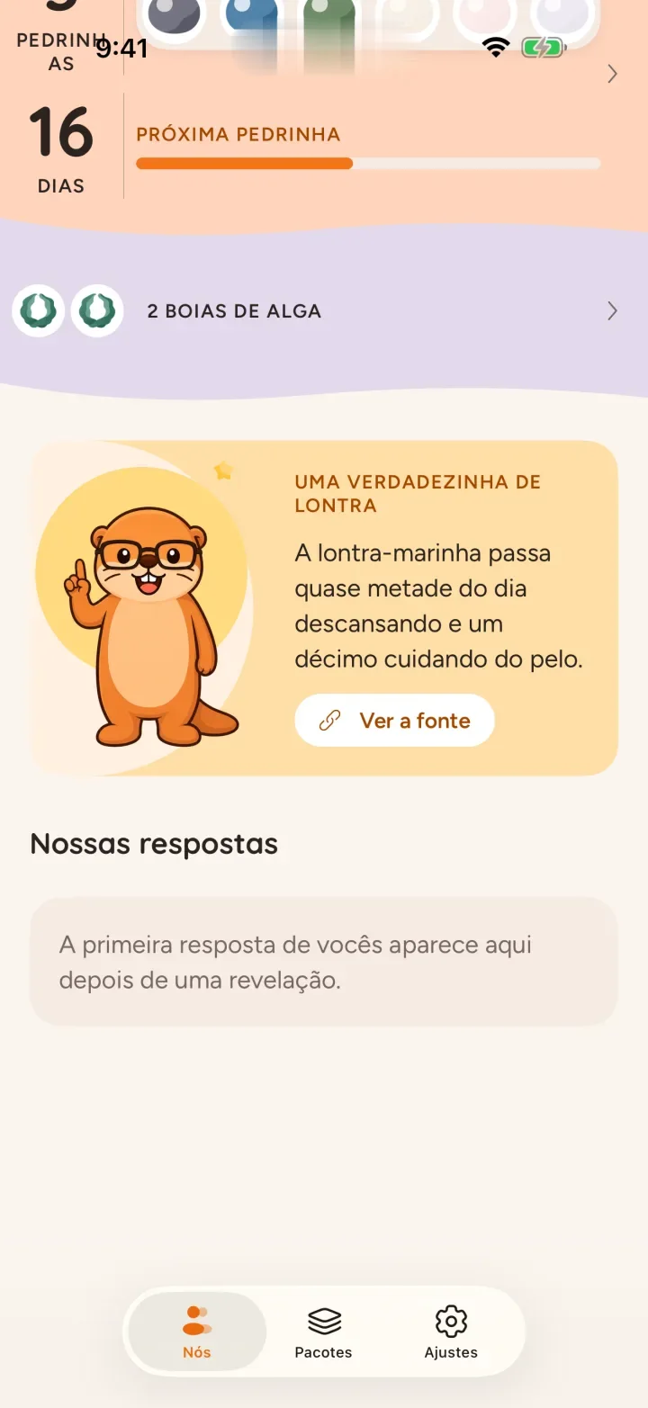 A tela inicial de um casal no Ottermates, com duas lontras, uma sequência de 14 dias e a pergunta de hoje pronta
