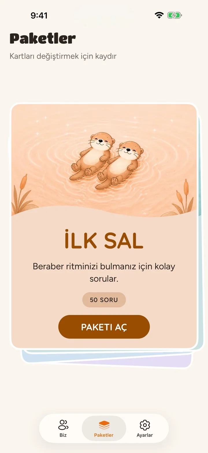 Kartların üzerinde İlk sal paketi açık olan paket rafı